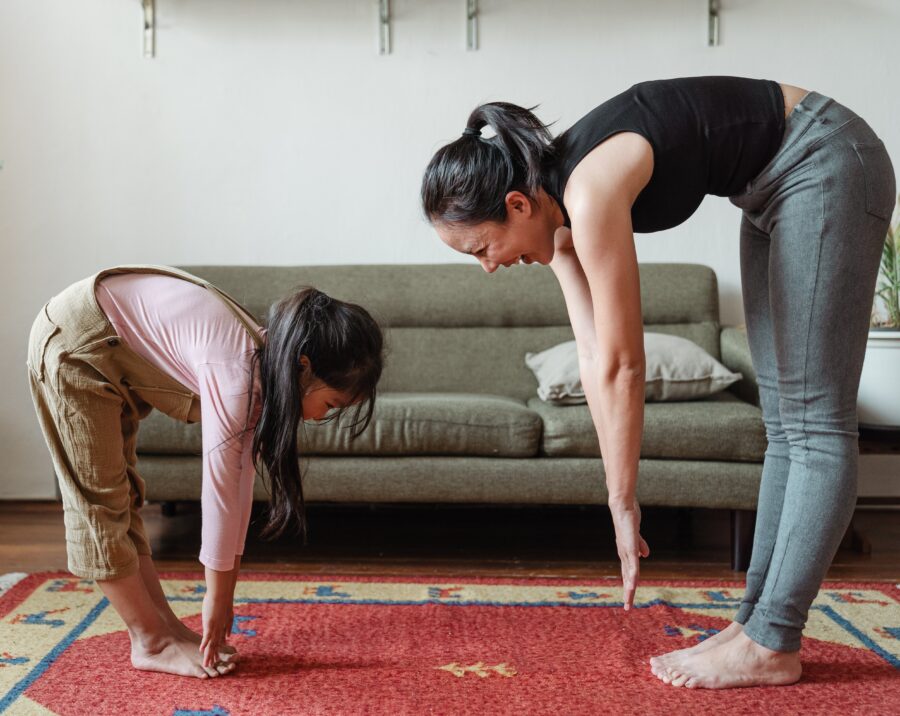 ensenando-yoga-a-nino-en-casa