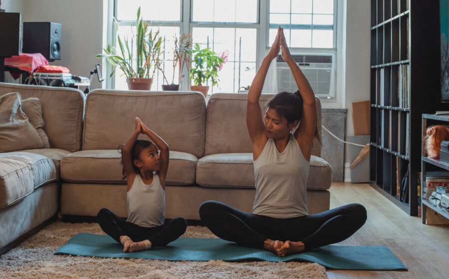 mama-ensenando-yoga-a-su-hija