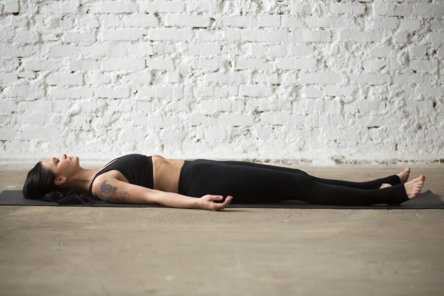 mujer-con-ropa-negra-en savasana