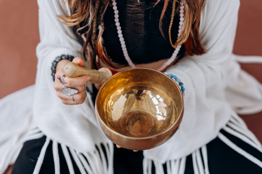 mujer-tocando-cuenco-tibetano-7-metales