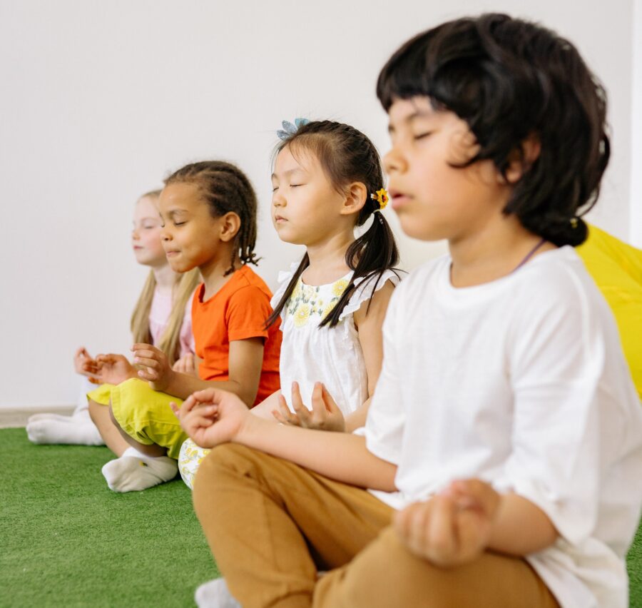 ninos-meditando-yoga-para-ninos