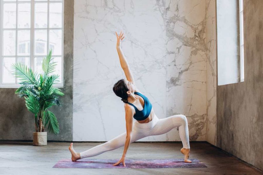 mujer-en-leggings-blanco-postura-yoga